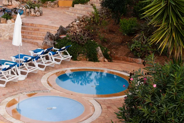 Vista da piscina no hotel — Fotografia de Stock