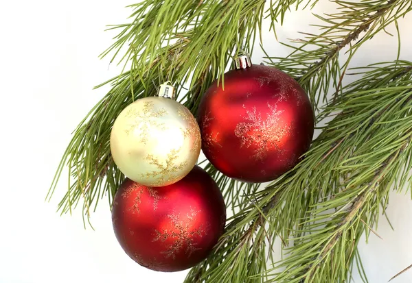 Рождественские шары на брехе — стоковое фото