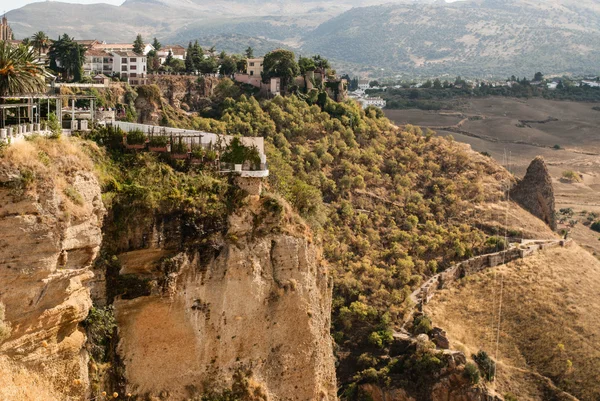 Edifici bianchi spagnoli costruiti sul bordo delle scogliere a Ronda, Spagna — Foto Stock