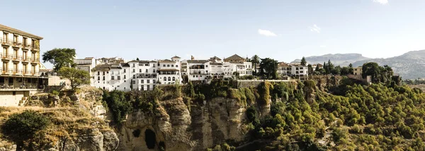 Edifici bianchi spagnoli costruiti sul bordo delle scogliere a Ronda, Spagna — Foto Stock