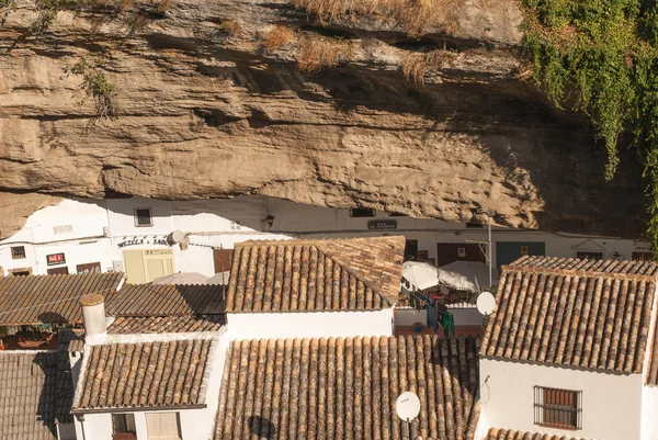 Setenil de las bodegas jest jednym z pueblos blancos (biały vill — Zdjęcie stockowe