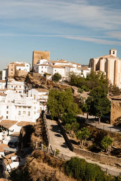 Setenil de las bodegas jest jednym z pueblos blancos (biały vill — Zdjęcie stockowe