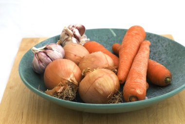 havuç, sarımsak ve soğan plaka üzerinde