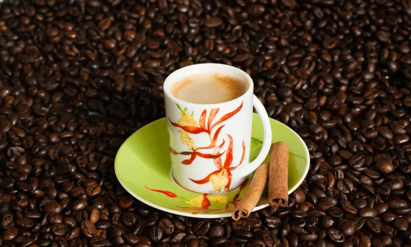 Ένα φλιτζάνι καφέ με κόκκους καφέ. — Φωτογραφία Αρχείου