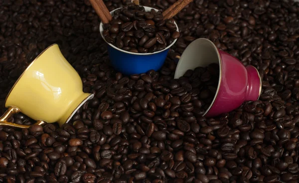 Чашка кофе с кофейными зёрнами. — стоковое фото