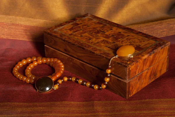 Янтарные ожерелья с коробкой — стоковое фото