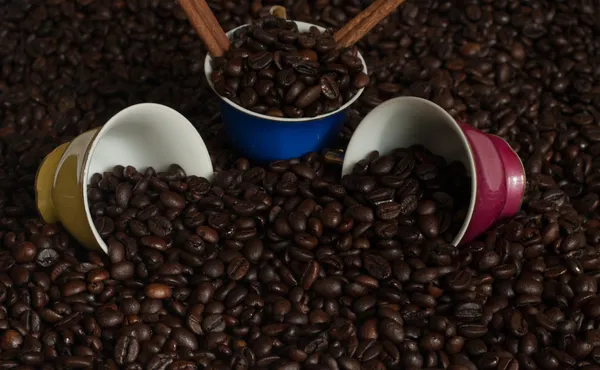 Ένα φλιτζάνι καφέ με κόκκους καφέ. — Φωτογραφία Αρχείου