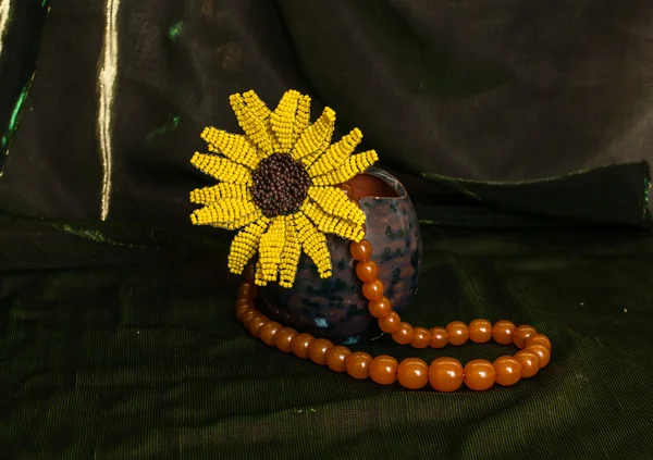 Κίτρινο κολιέ με λουλούδι — Φωτογραφία Αρχείου