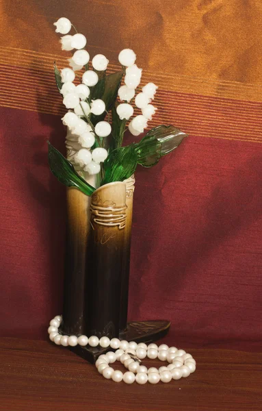 Białe kwiaty i Perła — Zdjęcie stockowe
