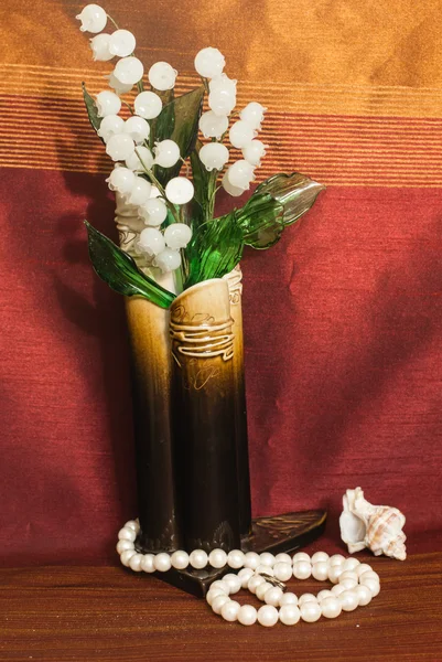 Белые цветы и жемчуг — стоковое фото