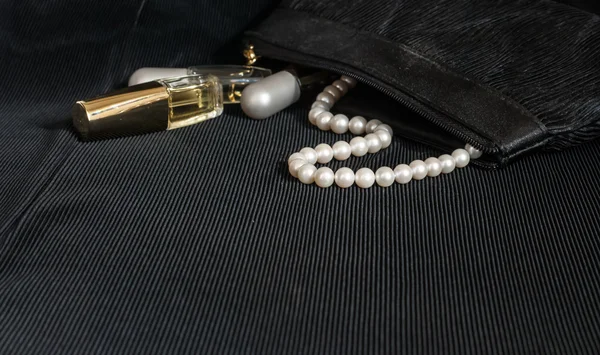 Perla y perfume —  Fotos de Stock