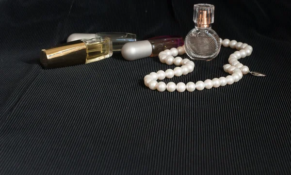 Perła i perfumy — Zdjęcie stockowe