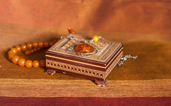 Янтарное ожерелье в коробке — стоковое фото