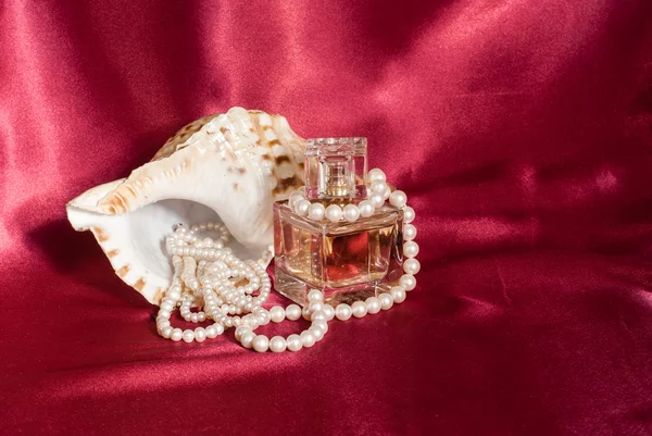 Pearl and perfume — Stock Photo, Image