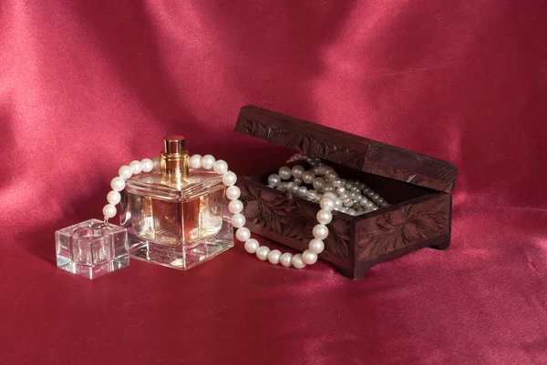 Pérola e perfume — Fotografia de Stock