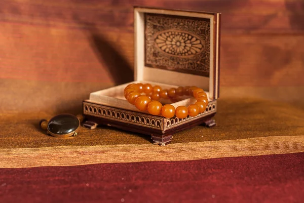Янтарное ожерелье в коробке — стоковое фото