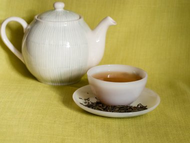 Beyaz fincan çay ve çaydanlık