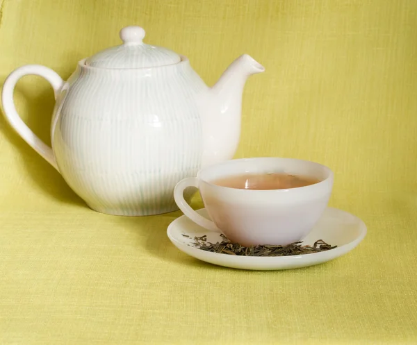 Chávena branca de chá e bule — Fotografia de Stock