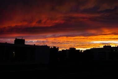Şehrin üzerinde gün batımı