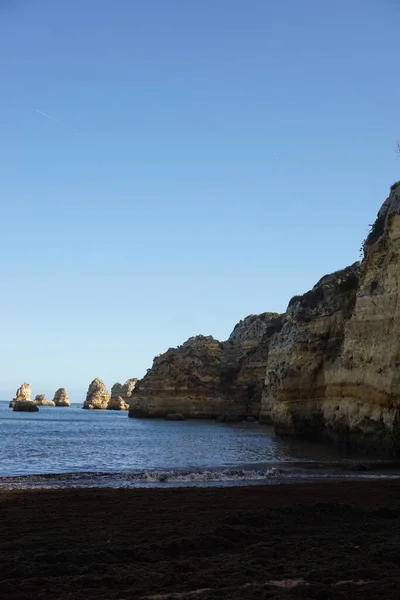 ポルトガルのラゴスにある崖と大西洋 ストック画像