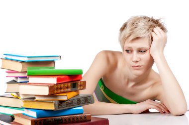 Sınavlar için ders kitapları bir sürü kadınla genç öğrenci