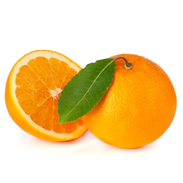 Плоды апельсина на белом фоне — стоковое фото