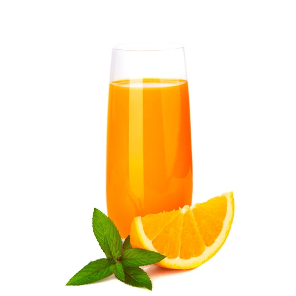 Jugo de naranja y rodajas de naranja aisladas sobre blanco — Foto de Stock