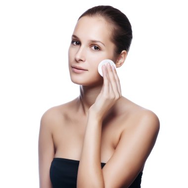 güzel bir genç kadın whit üzerinde onun face.fresh sağlıklı skin.isolated dokunmadan