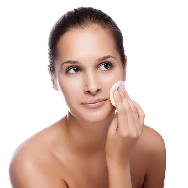 Vacker ung kvinna röra hennes face.fresh friska skin.isolated på vit — Stockfoto
