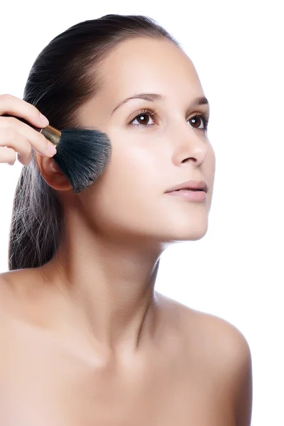 Молодая красивая женщина наносит натуральный макияж — стоковое фото