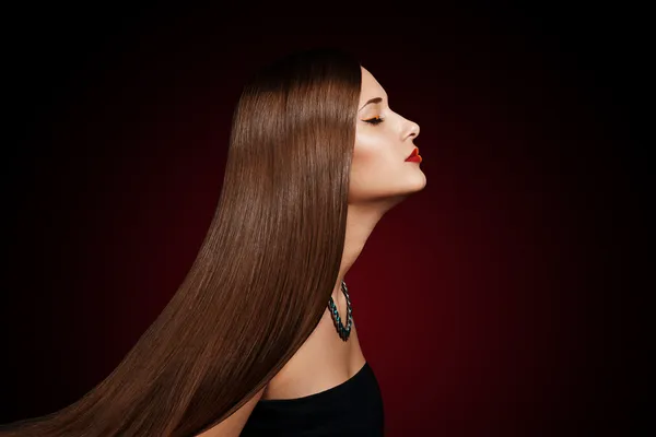 Портрет крупным планом красивой молодой женщины с изящными длинными блестящими волосами — стоковое фото
