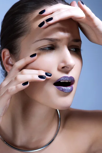 Hermosa modelo joven con maquillaje brillante y manicura —  Fotos de Stock