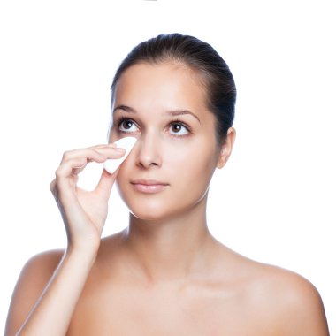 güzel bir genç kadın beyaz üzerine onun face.fresh sağlıklı skin.isolated dokunmadan