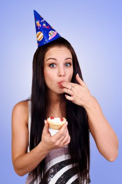 bautiful beyaz kız ona pasta mumlar üfleme