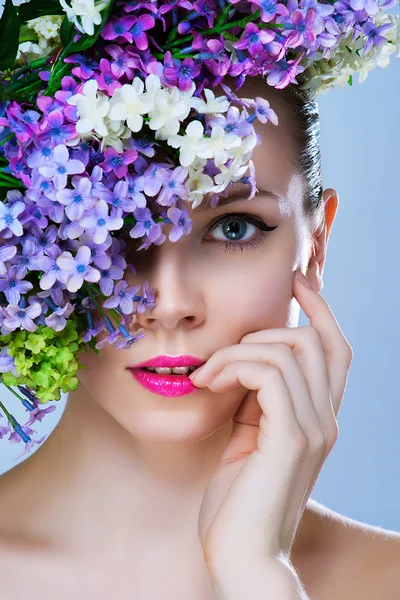 Retrato en blanco y negro pintado de cerca de chica con maquillaje elegante y flores alrededor de su cara —  Fotos de Stock