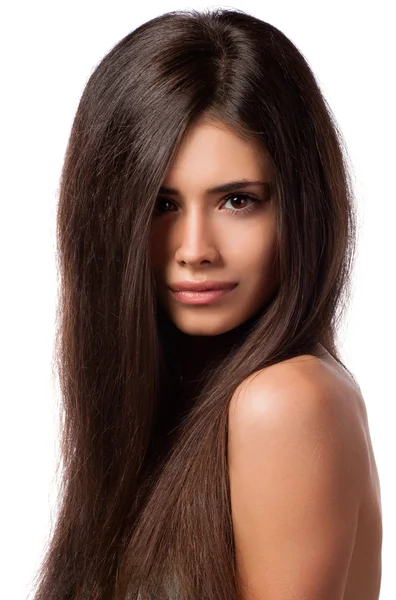 Close-up retrato de uma bela jovem com cabelo longo e brilhante elegante — Fotografia de Stock