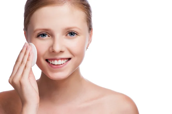 Junges schönes Mädchen reinigt das Augen-Make-up — Stockfoto