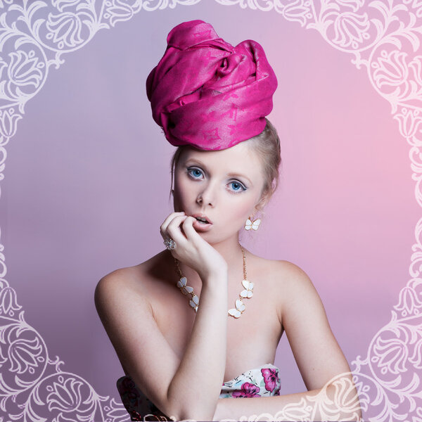 Красивая женщина с вечерним гримом
.