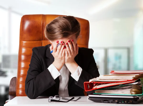 Porträt einer reifen enttäuschten Geschäftsfrau, die im Büro am Schreibtisch sitzt — Stockfoto