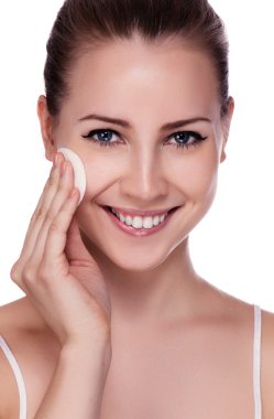 güzel bir genç kadın beyaz üzerine onun face.fresh sağlıklı skin.isolated dokunmadan
