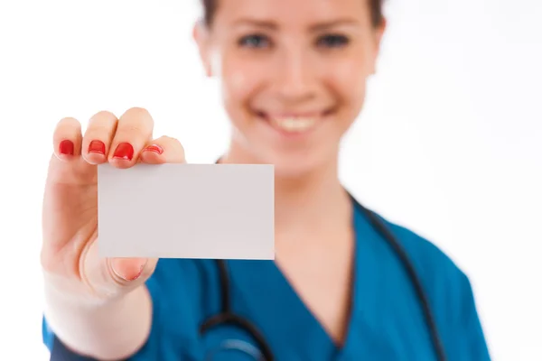 Kadın bir doktor elinde boş bir kart tutuyor. — Stok fotoğraf