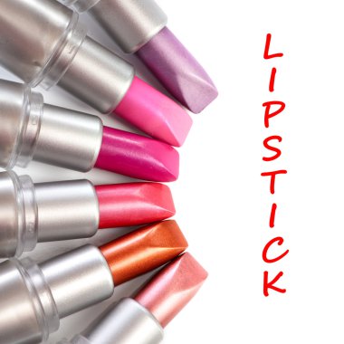 Kırmızı ruj beyaz yansıtıcı arka plan üzerinde izole kümesi