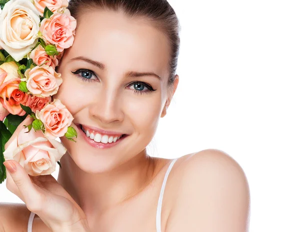 Retrato de atractiva mujer caucásica sonriente rubia con rosas aisladas en blanco plano de estudio —  Fotos de Stock