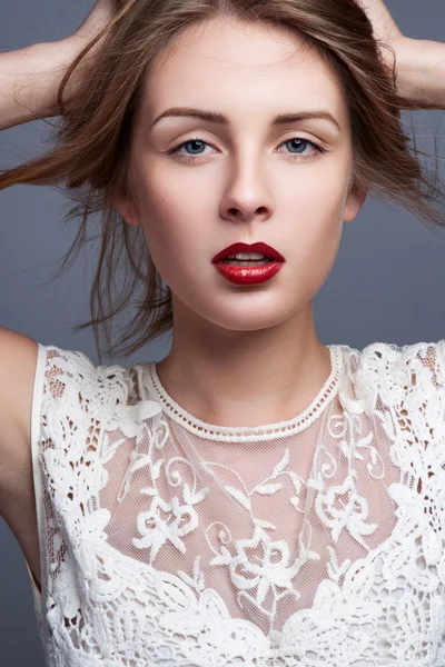 Belle jeune femme avec un maquillage lumineux, visage propre, lèvres rouges — Photo