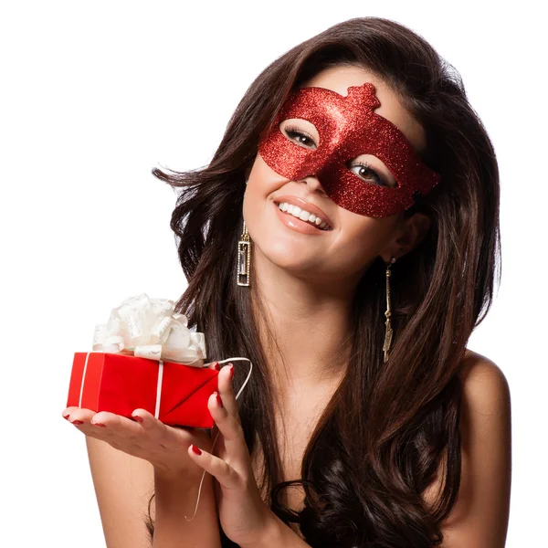 Bella donna con la maschera di Carnevale e regalo — Foto Stock
