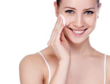 güzel bir genç kadın beyaz üzerine onun face.fresh sağlıklı skin.isolated dokunmadan