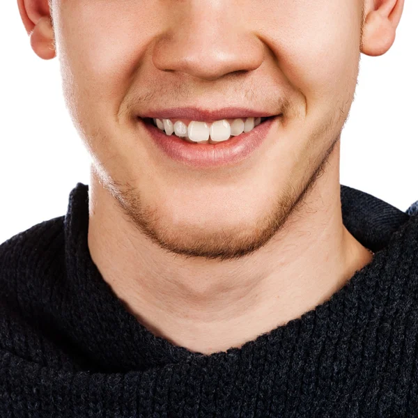 Image détaillée du jeune homme souriant avec des dents blanches parfaites — Photo