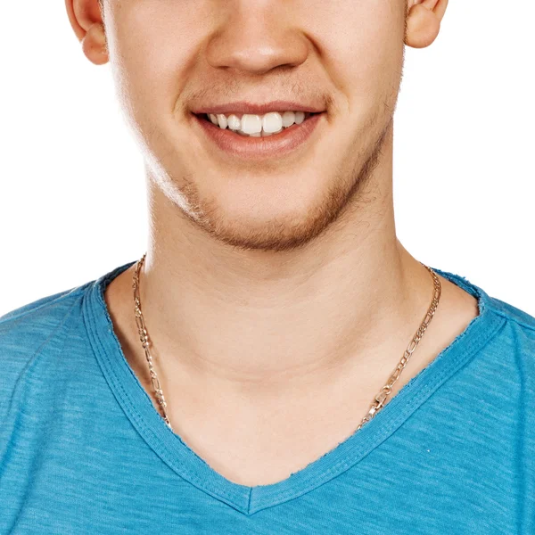 Detailbild eines jungen Mannes, der mit perfekten weißen Zähnen lächelt — Stockfoto