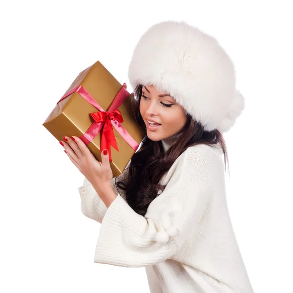Moda kobieta na białym tle portret posiadają prezent na Boże Narodzenie. Zdjęcie Stockowe