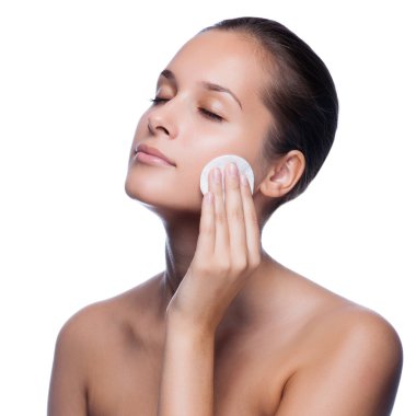 mooie jonge vrouw aanraken haar gezonde skin.isola van face.fresh
